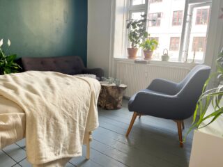 I denne uge havde jeg en session, hvor vi kombinerede samtale med behandling på briks. Billedet er taget lige efter - det ser ikke ud af meget og alligvel rummer det alt det, der lige har været.

Jeg bliver hver gang rørt over, hvad der kan ske, når kroppen får lov at være med – når noget løsner sig. Der opstod en sårbarhed, som gav genklang i rummet længe efter.

Det er noget af det fineste ved mit arbejde ❤

#terapi #kropogsamtale #nærvær #sårbarhed