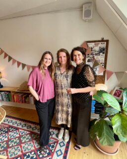 Efter fem års fantastisk rejse står jeg med mit eksamensbevis i hånden - og jeg er nu psykoterapeut. Det har været en tid fyldt med personlig fordybelse og stor faglig udvikling, og jeg er så uendeligt taknemmelig for alt det, rejsen har bragt med sig.

Der skal lyde en kæmpe tak til alle jer, jeg har mødt undervejs, for jeres tillid og de mange lærerige øjeblikke. 

En helt særlig tak til mine dygtige undervisere, @psykologtrine og @psykoterapeut_rikkehermansen for at dele jeres faglighed, for jeres hep og alt det vi har været sammen om på denne rejse. 

Og sidst, men absolut ikke mindst, tak til mit fantastiske heppekor på sidelinjen, som har støttet, lyttet og troet på mig hele vejen.

Nu glæder jeg mig ubeskriveligt meget til at tage alt det lærte med videre ud i mit virke og tage hul på det næste kapitel.

Tusind tak for rejsen @akademiet_indre_by ❤️