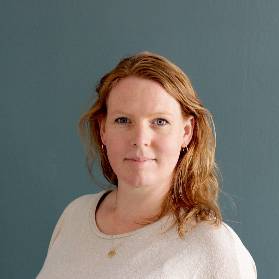 Velkommen 🤍
Jeg tilbyder individuel terapi og parterapi til dig eller jer, der står et sted i livet, hvor noget føles svært, fastlåst eller uoverskueligt.
Det kan handle om relationer, grænser, svære følelser, uro, kriser eller oplevelser, der stadig påvirker dig.
I mine samtaler lægger jeg vægt på at skabe et trygt rum, hvor vi sammen kan undersøge det, der sker i dig eller mellem jer. Jeg er særligt optaget af følelser, relationelle mønstre og de forskellige sider i os, som nogle gange kan have forskellige behov og trække i forskellige retninger. Jeg har også blik for nervesystemet, vejrtrækningen og kroppens signaler - og for det, der kan være svært at sætte ord på.
Min tilgang er integrativ, og jeg trækker blandt andet på Internal Family Systems (IFS) og Emotionally Focused Therapy (EFT).
Ved siden af min egen praksis arbejder jeg som rådgiver hos Lev Uden Vold, hvor jeg har samtaler med mennesker, der har været udsat for psykisk og fysisk vold. Her har jeg blandt andet erfaring med svære relationer, grænser og reaktioner efter belastende oplevelser.
Priser:
Individuel terapi
1 time: 900 kr. (Rabat til studerende/ledig: 800 kr.)
Parterapi
1,5 time: 1.200 kr.
Jeg tilbyder også rabat på klippekort. Samtalerne foregår online eller i København N.
Hvis du er nysgerrig på, om samtaler hos mig kunne være noget for dig, er du meget velkommen til at skrive til mig eller booke en tid via linket i min bio.
Du behøver ikke have styr på, hvad du har brug for, inden du kommer. Vi kan begynde med at undersøge, hvad der fylder, og hvad du har brug for hjælp til. 🤍