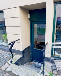 Nogle døre åbner for noget helt særligt. 🌱
I de sidste otte uger er jeg gået ind ad døren hos @center_for_voldsforebyggelse som føl-facilitator i en gruppe for voldsudsatte mænd og kvinder.
Det har været virkelig rørende at være vidne til delingen af personlige historier. Det kræver mod at være sårbar, men uge for uge har det været værdifuldt at se den tillid, der opstod, og den udvikling, som hver enkelt har gennemgået.
Jeg er fuld af taknemmelighed over at have fået lov til at lytte, lære, dele ud af min faglighed og være en del af rummet.
Tak til deltagerne for deres tillid - og tak til @isabenros at have taget mig under vingerne og give mig muligheden for at være med. 🤍